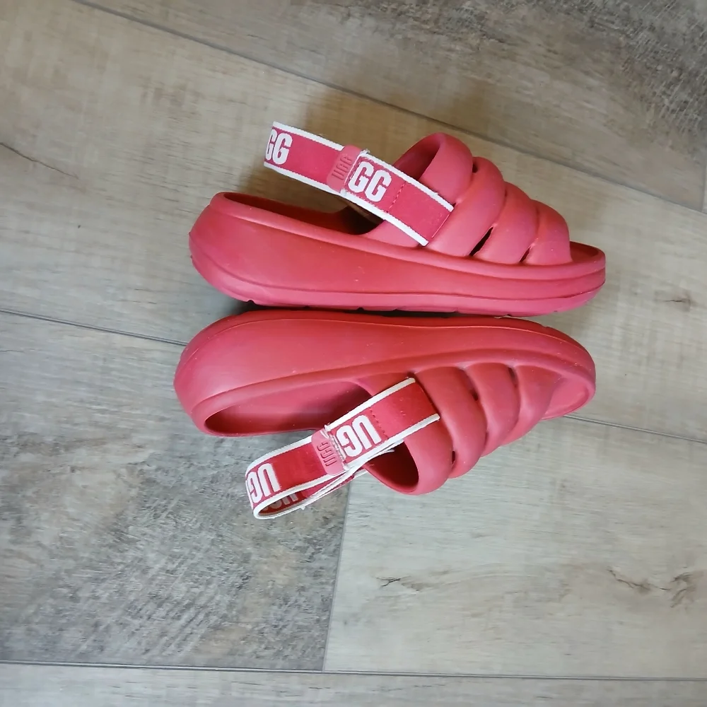 UGG Kids Sport Yeah Slide Sandals in Red. Size 2 (Big Kids)